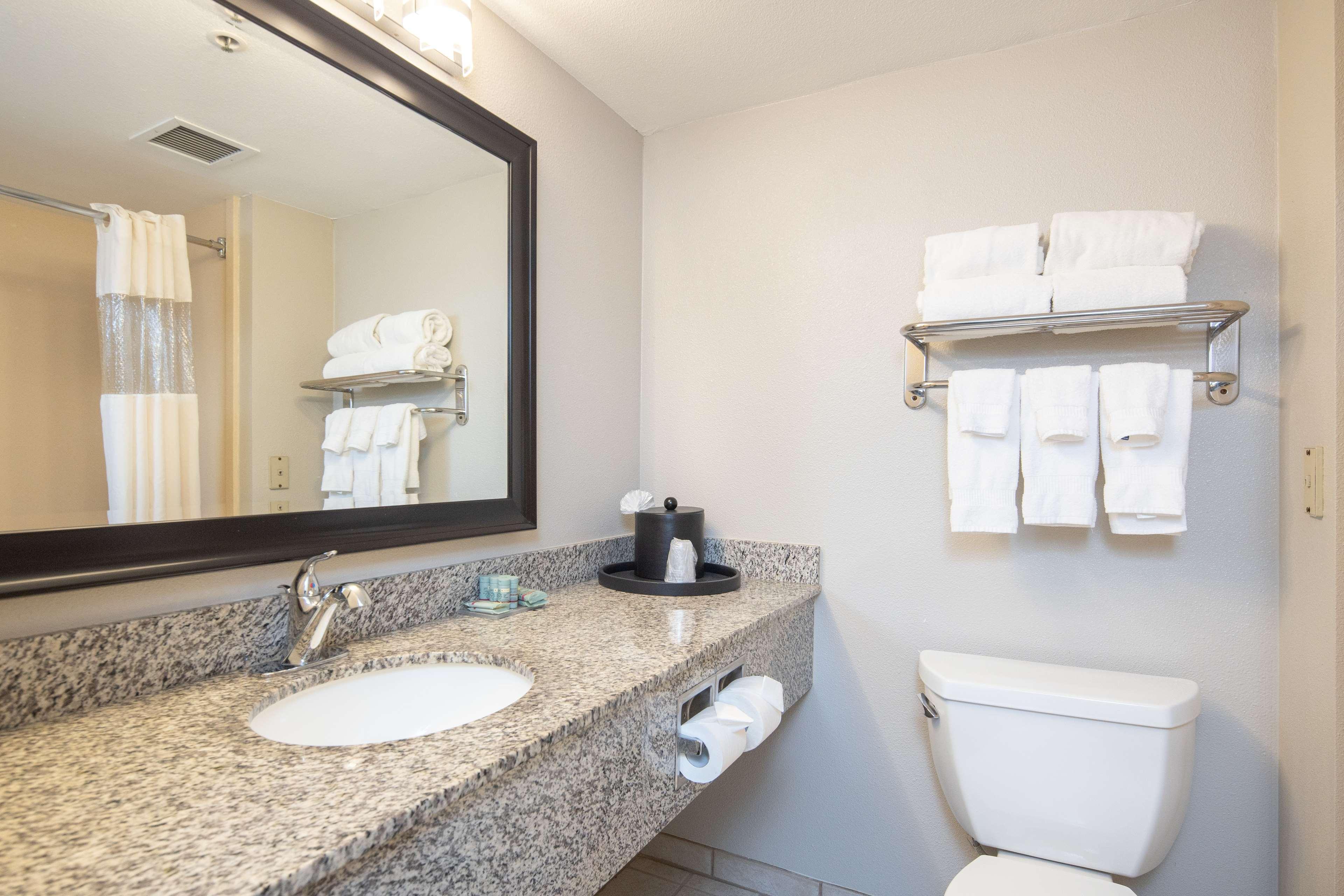 Hotel Western Coyote Point 3*